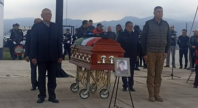 Rinden homenaje a policía caído en cumplimiento de su deber en Tulancingo