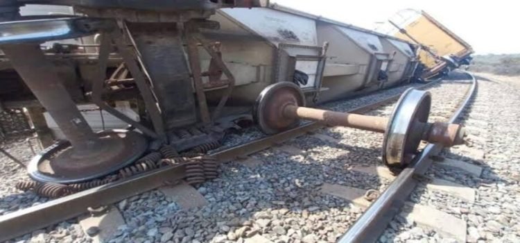Hombres armados descarrilan tren en Tepetitlán, Hidalgo