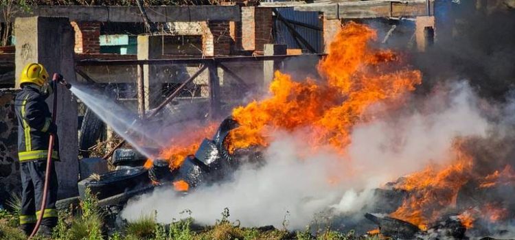 Bomberos atienden a la semana 5 incendios de llantas en Tulancingo