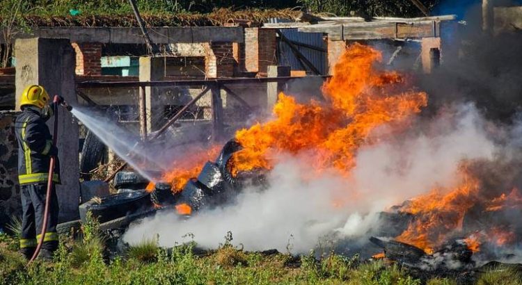 Bomberos atienden a la semana 5 incendios de llantas en Tulancingo