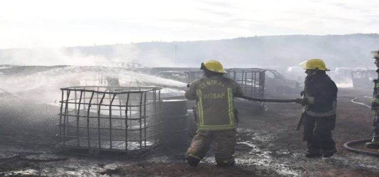 Se incendia corralón que usa la FGR para almacenar combustible ilícito en Hidalgo