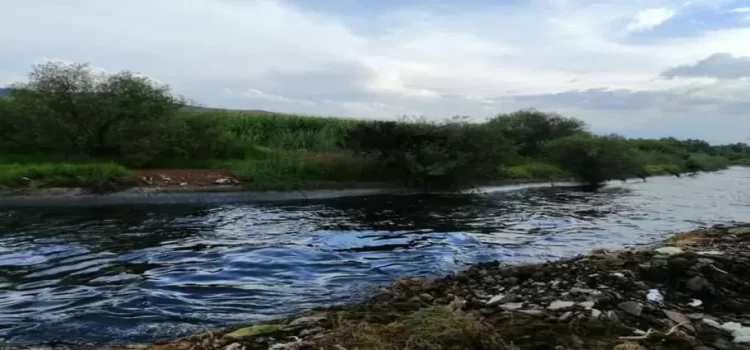 Toma clandestina de Pemex derrama gasolina en Río Salado