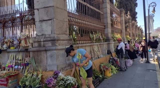 Artesanas trabajan 15 minutos en cada ramo santo para venderlo en 20 pesos en Tulancingo