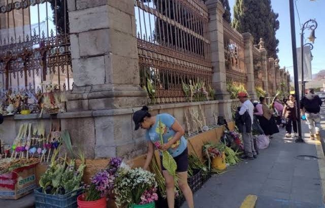 Artesanas trabajan 15 minutos en cada ramo santo para venderlo en 20 pesos en Tulancingo