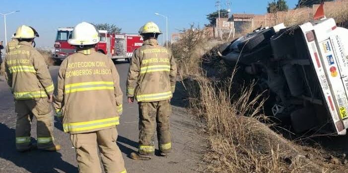 Evacúan comunidad tras volcadura de pipa de gas LP