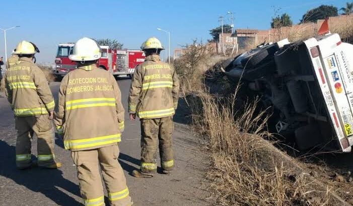 Evacúan comunidad tras volcadura de pipa de gas LP