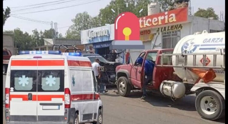 Cuatro policías quedan lesionados tras chocar contra pipa de gas LP en Hidalgo