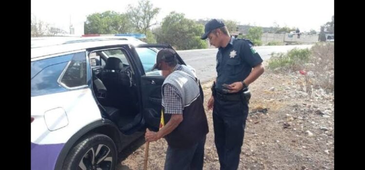 Policías ayudan a adulto mayor para que regrese a casa