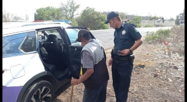 Policías ayudan a adulto mayor para que regrese a casa