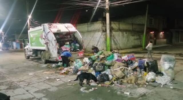 Acumulación de basura en alcantarillas de Tulancingo impide libre paso del agua