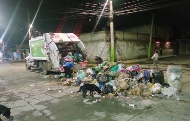 Acumulación de basura en alcantarillas de Tulancingo impide libre paso del agua