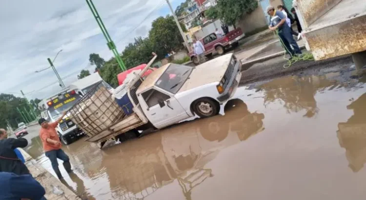 Por baches, urgen rehabilitar el acceso a Los Sabinos, en Tulancingo