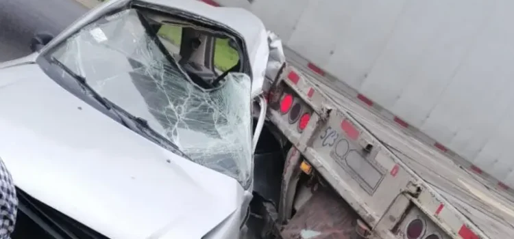 Muere joven al chocar contra un tráiler en Tulancingo
