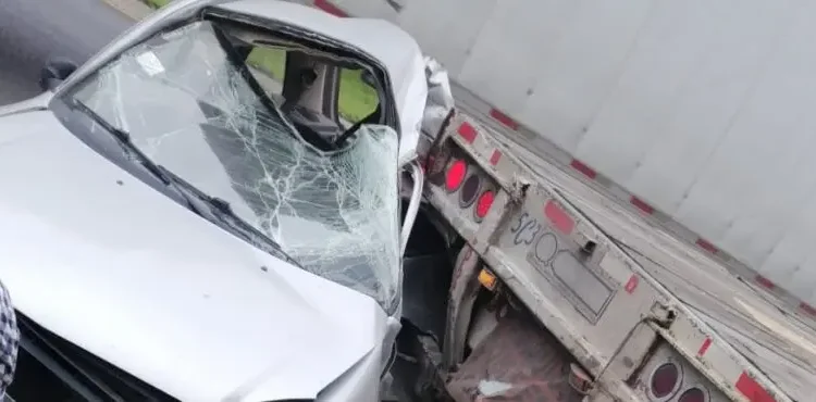 Muere joven al chocar contra un tráiler en Tulancingo