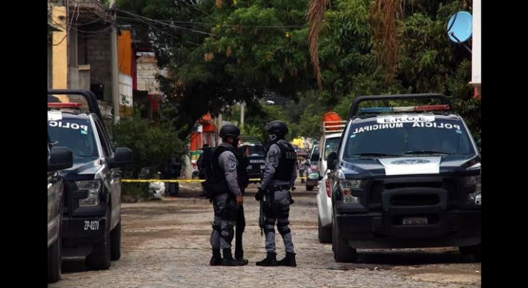 Iban por motocicleta robada y encuentran persona entambada