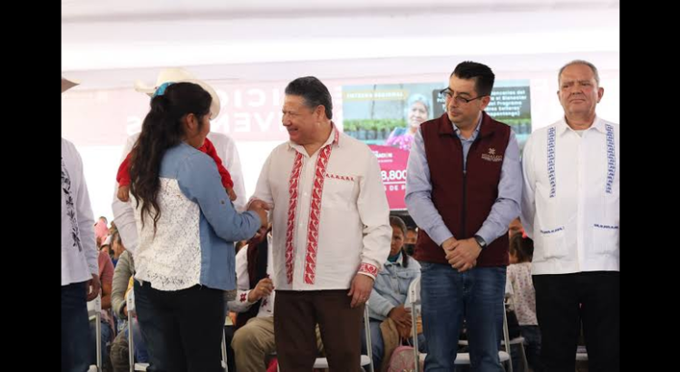 Julio Menchaca entrega tarjetas del Bienestar