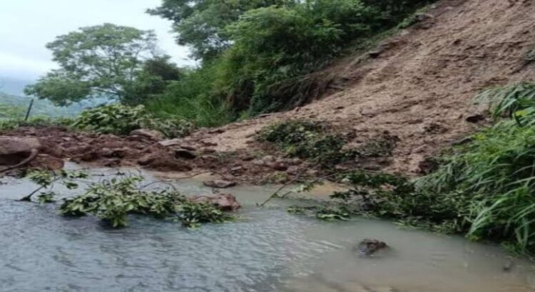 Pueblo mágico de Hidalgo queda incomunicado por deslaves en carreteras