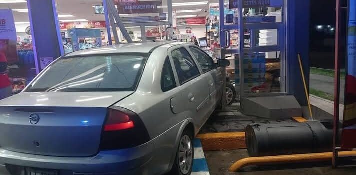 Mujer estaciona su auto dentro de una tienda en Tulancingo