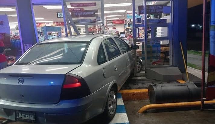 Mujer estaciona su auto dentro de una tienda en Tulancingo