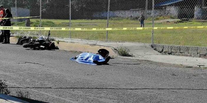 Motociclista muere tras derrapar e impactar contra un auto en Tulancingo