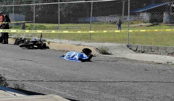 Motociclista muere tras derrapar e impactar contra un auto en Tulancingo