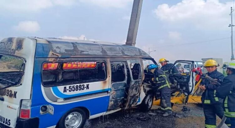 Se incendia una combi de transporte colectivo en Hidalgo