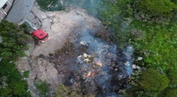 Arden dos basureros clandestinos en Hidalgo