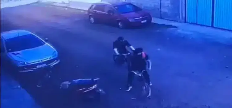 En menos de un minuto dos ciclistas roban motoneta, en Tulancingo