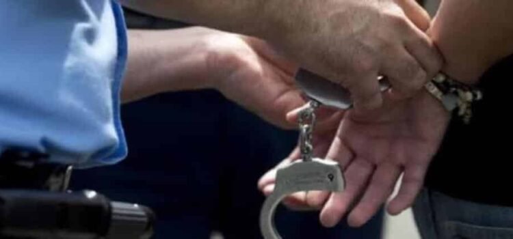Hombre se escapa de barandilla con todo y esposas