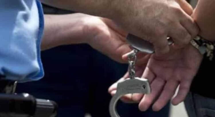 Hombre se escapa de barandilla con todo y esposas