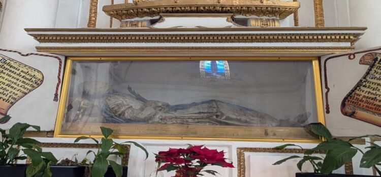 Una momia española de casi mil 800 años atrae a fieles católicos en Hidalgo