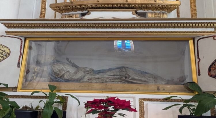 Una momia española de casi mil 800 años atrae a fieles católicos en Hidalgo