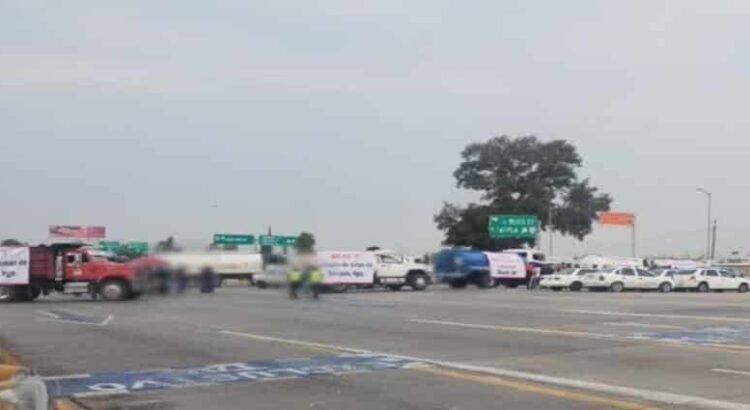 Gobierno de Hidalgo llama al diálogo a transportistas que bloquean vialidades