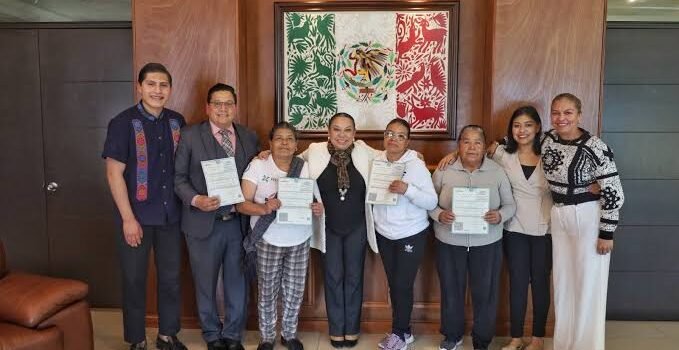 Tulancingo entrega actas de nacimiento en lengua materna