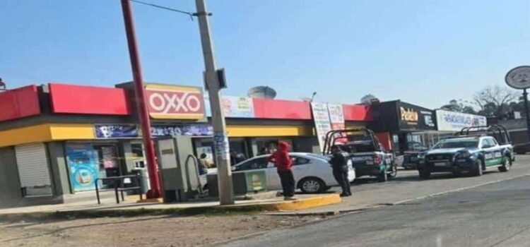Con amenaza de explotar una bomba, asaltan tienda Oxxo en Tulancingo