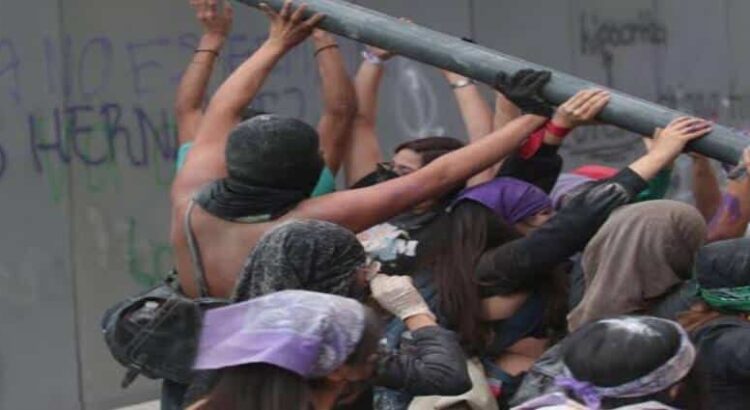 Dictan prisión preventiva a hombres en Hidalgo por disturbios en marcha del 8M