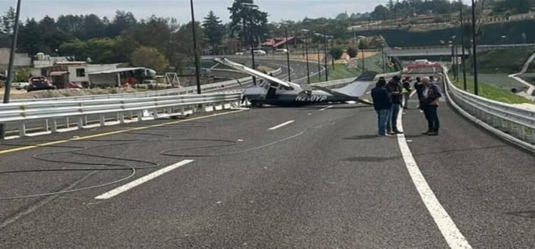 Aterrizaje forzoso en carretera de Hidalgo provoca pánico entre pobladores