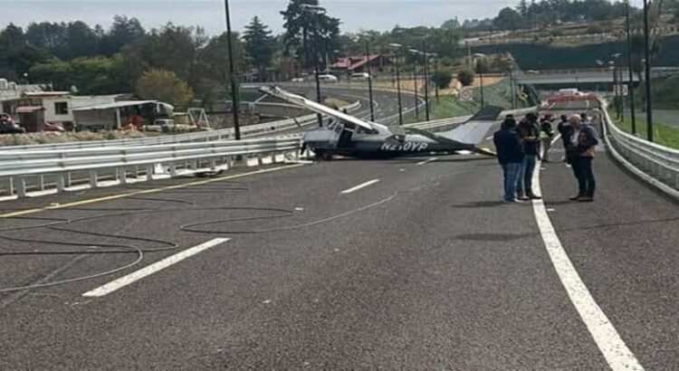 Aterrizaje forzoso en carretera de Hidalgo provoca pánico entre pobladores