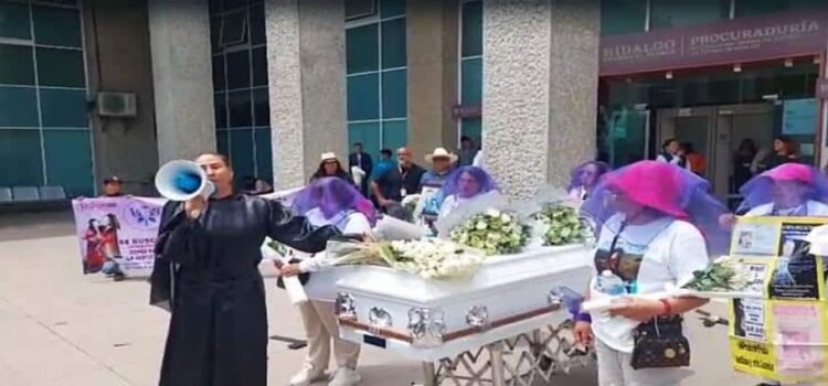 Protestan por feminicidio con ataúd y restos de víctima en procuraduría de Hidalgo