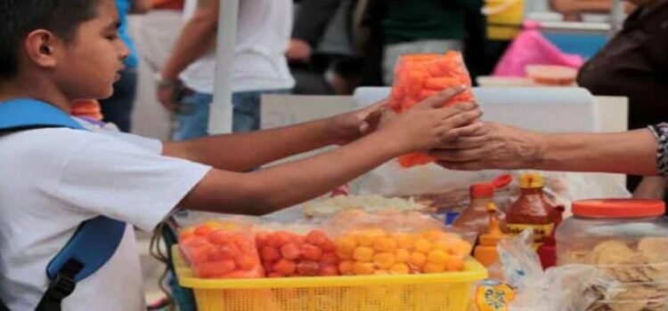 Más de 600 escuelas en Hidalgo incumplen prohibición de comida chatarra