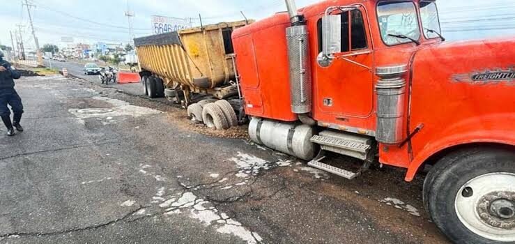 Tráiler se hunde en socavón provocado por las lluvias sobre la carretera Pachuca-Tulancingo
