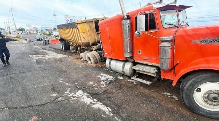 Tráiler se hunde en socavón provocado por las lluvias sobre la carretera Pachuca-Tulancingo