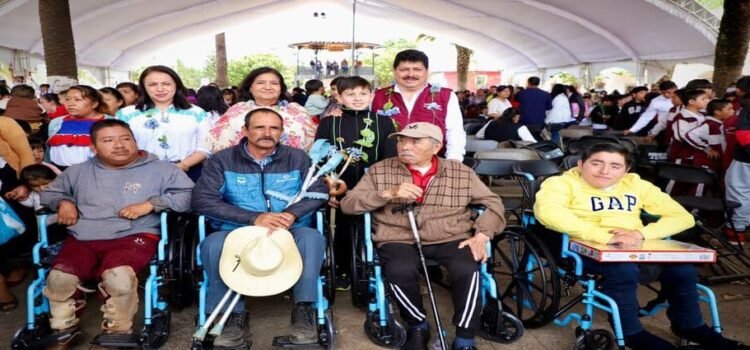 Entrega DIF Hidalgo juguetes y sillas de ruedas en Acaxochitlán