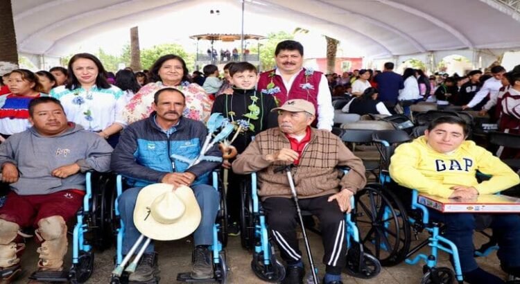 Entrega DIF Hidalgo juguetes y sillas de ruedas en Acaxochitlán