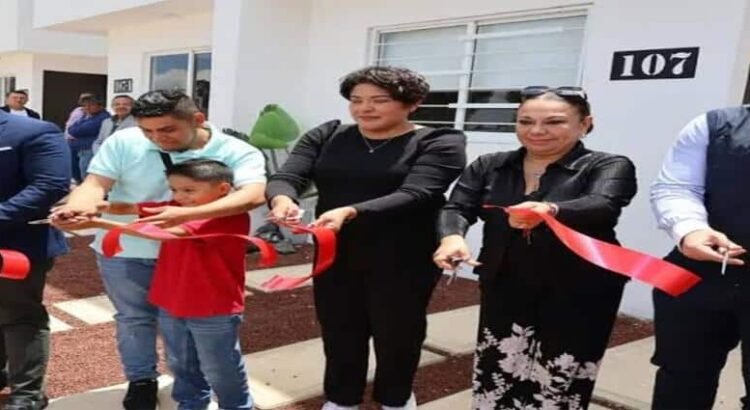 Mujer gana casa en rifa por Día de las Madres en Hidalgo; presidenta municipal se la quita por no ser mamá biológica