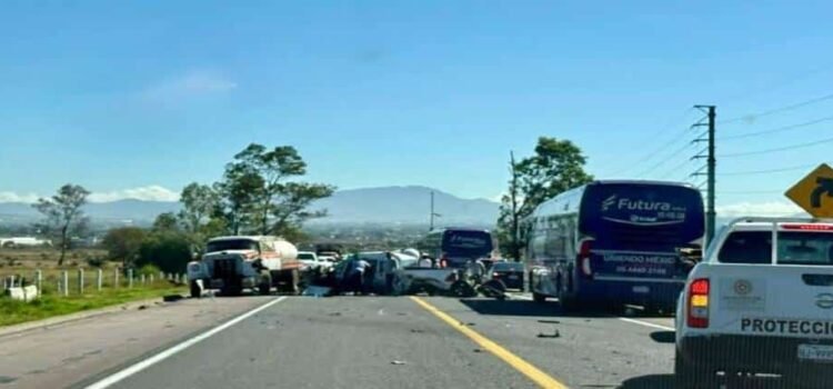 Accidente paraliza tránsito en la carretera México-Tuxpan en Tulancingo