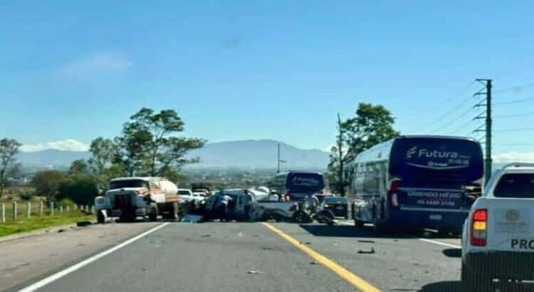 Accidente paraliza tránsito en la carretera México-Tuxpan en Tulancingo