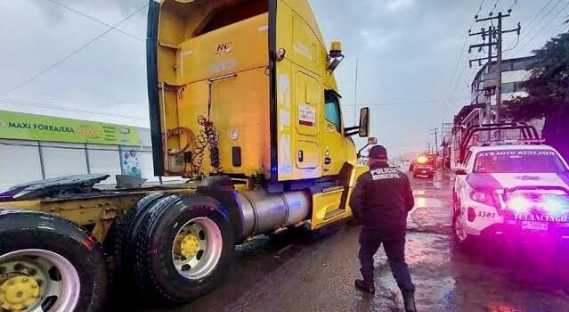 Recuperan tractocamión tras intento de robo en Tulancingo