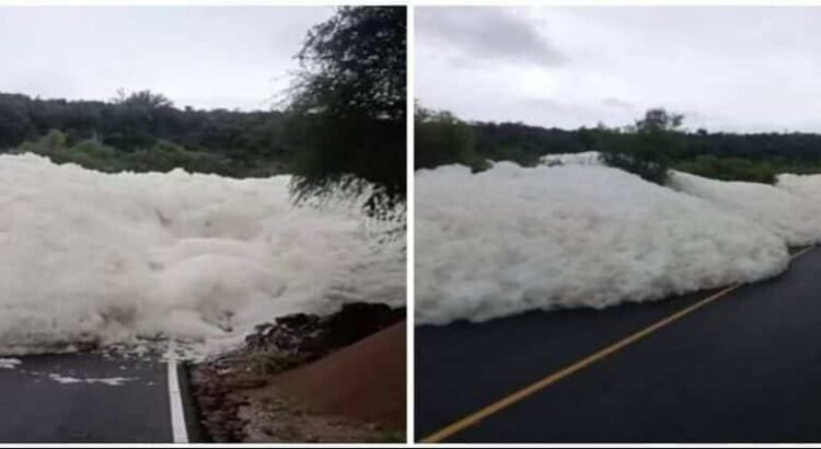 Espuma tóxica envuelve carretera en Hidalgo tras lluvias