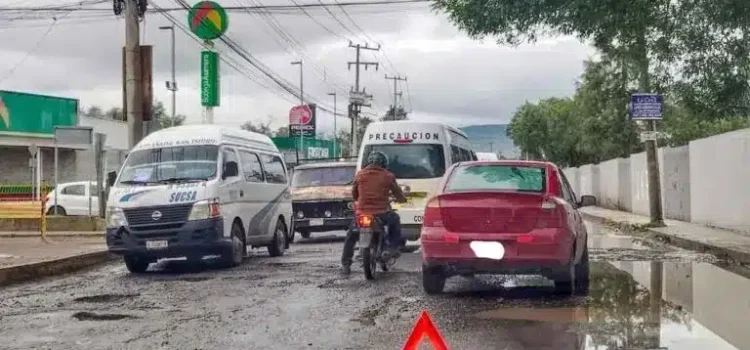 Tulancingo rellena baches con gravilla para evitar daños a vehículos Tulancingo rellena baches con gravilla para evitar daños a vehículos